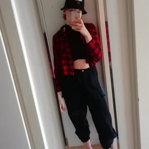  - Röd flanellskjorta, använd men inget fel på den. Finns en kjol med samma mönster också. 