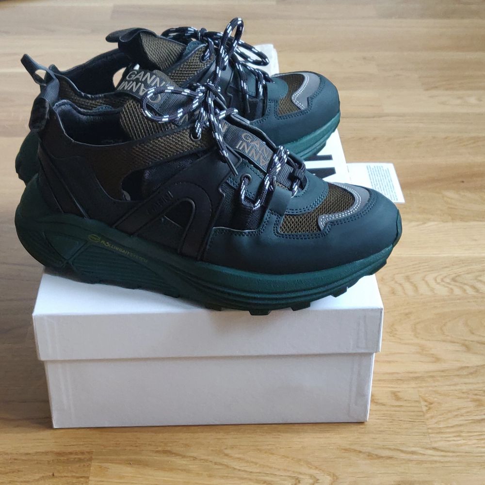 Nya Äkta GANNI låga sneakers med grov sula. nypris 3400kr.. Skor.