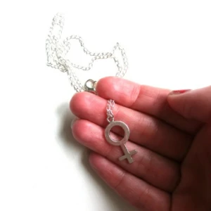  - Silverpläterat och nickelfritt halsband. Kedjan är 40 cm