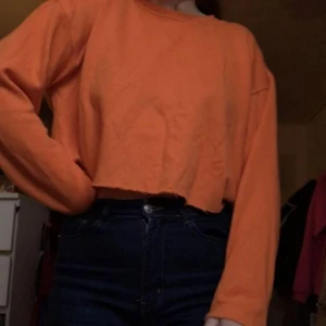  - Säljer denna oranga avklippta tröjan! 