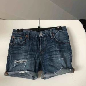  - Levis 501 shorts i stl 25, jättebra skick då jag köpte fel storlek❗️