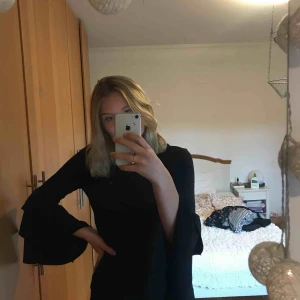  - Svart tröja med fladder armar. Kommer ifrån ginatricot i storlek S. Frakt tillkommer!