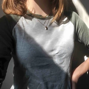  - Jätte snygg trekvarts ärmad tröja från hm. Grön på ärmarna och runt halsen. Ljus grå på resten. 