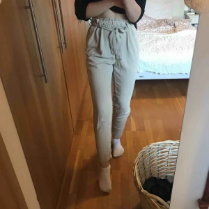  - Oanvända byxor från Bik Bok i storlek M. Inte använda då jag köpte för liten storlek :/ Frakt tillkommer!