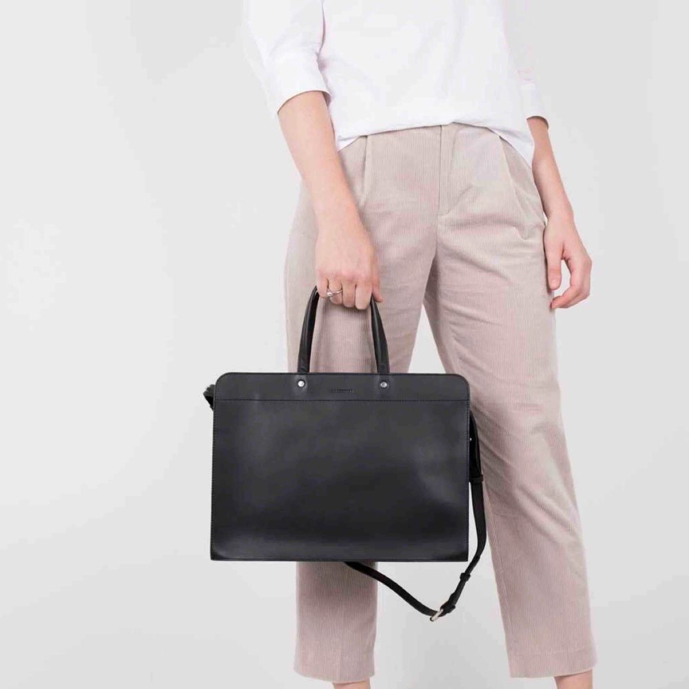 Säljer nu min fina datorväska från Sandqvist i modellen Stina pga inköp av ryggsäck istället. Väskan är hel men i begagnad skick. Fint om man gillar när skinn inte ser helt nytt ut :-) Köptes för 2795 kr på NK för ca 1 år sedan. Skickas ej. . Väskor.