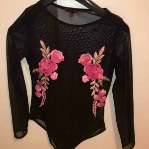  - Är vanligtvis en 36, men passar även denna. Snygg transparent body men blommor för brösten. Ord pris 499kr, använd en gång. Köparen står för frakt. 