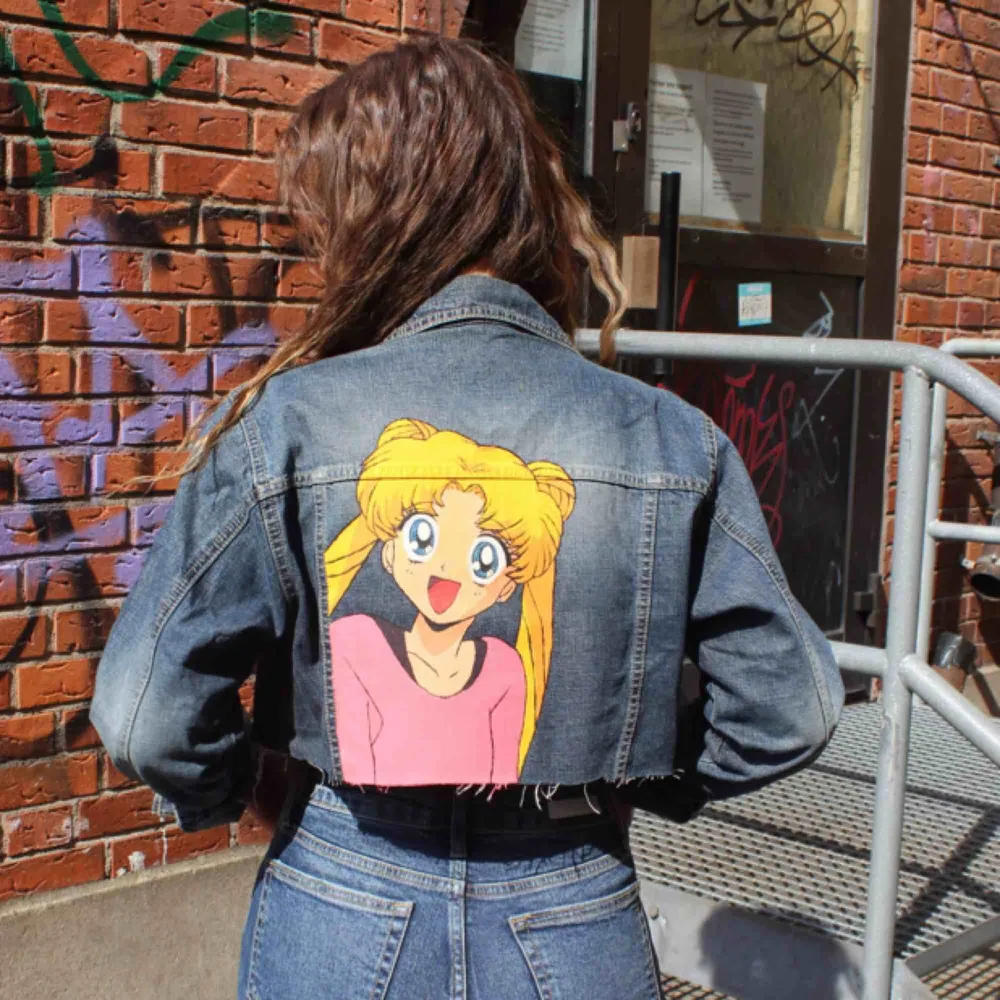 ✨💕Sailormoon💕✨Handmålad croppad jeansjacka. Målad av mig med textilfärg, går att tvätta i 40grader och färgen ska hålla. Jackan är köpt på secondhand och är klippt croppad.. Jackor.