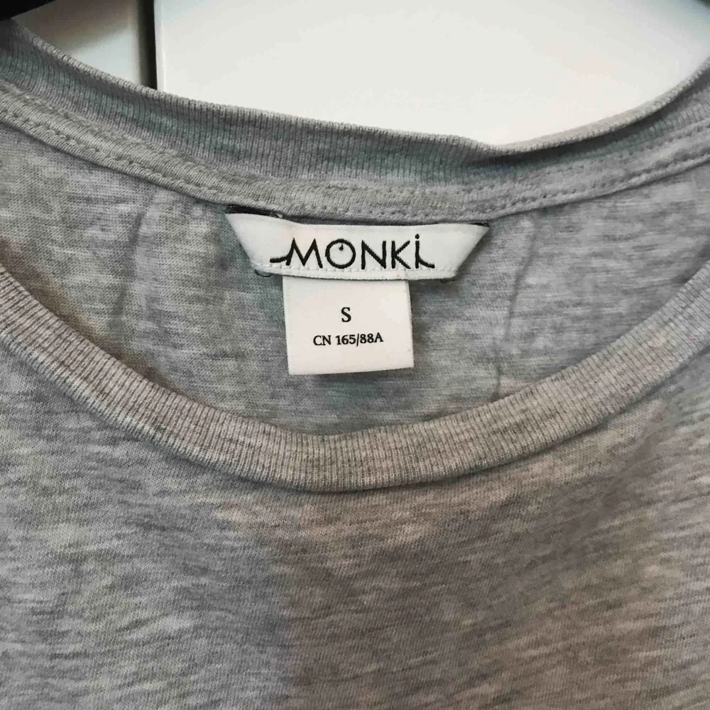 En vanlig t-shirt från monki i grått. Köparen står för frakt💓💓. T-shirts.