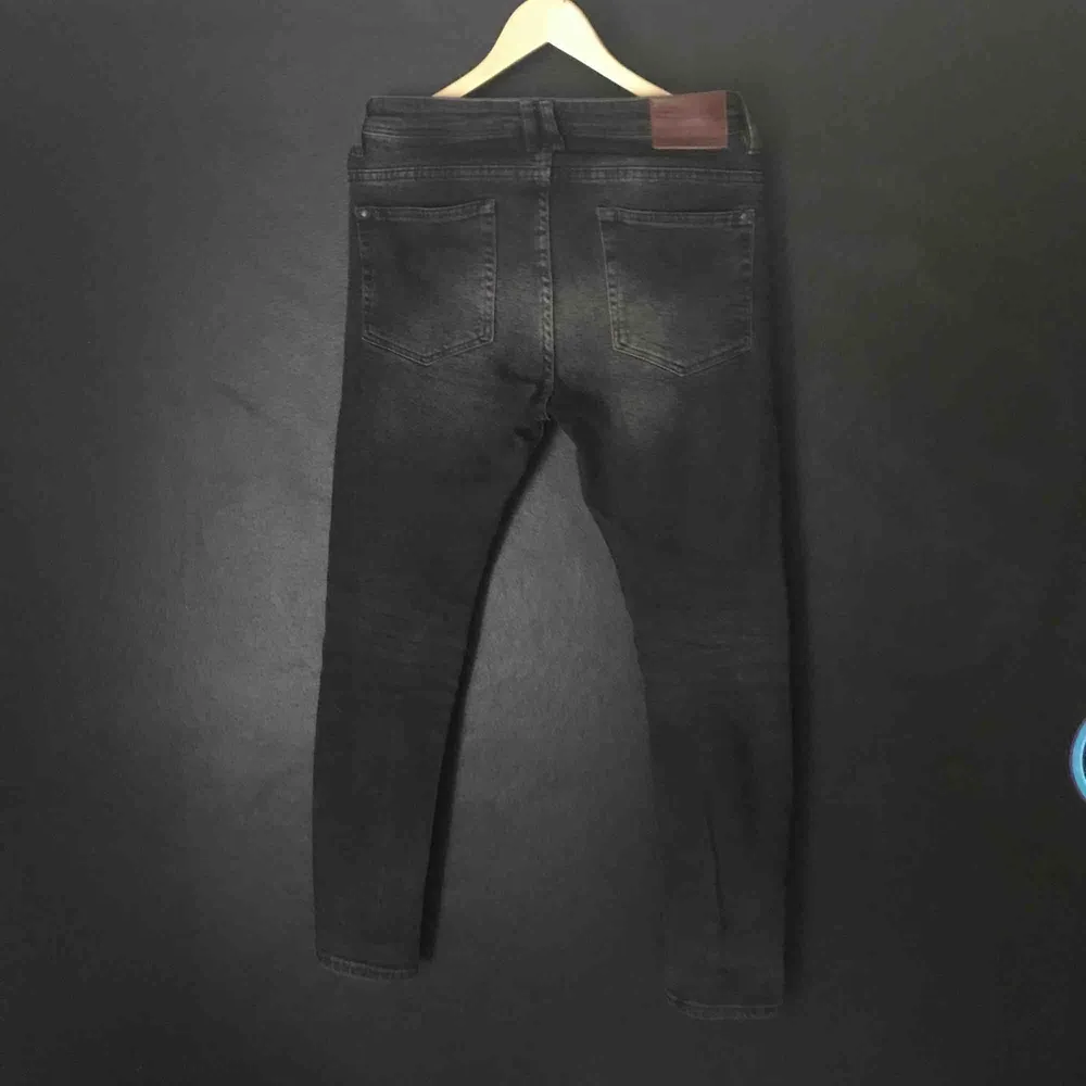 Svart/grå jeans från Zara Man i nyskick. . Jeans & Byxor.