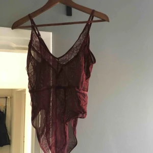  - Svinsnygg vinröd spetsbody från Forever21. Står XL men passar L elr stor M oxå🌺