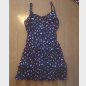  - Mörkblå blommig klänning. Sommrig! 
