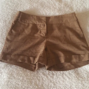  - Fina shorts ifrån Vero moda i nästan nyskick. Färgen är lite mörkare än vad bilderna visar. Frakt tillkommer eller så kan vi mötas upp i Örebro.
