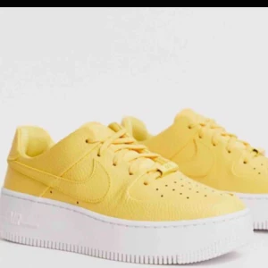  - Nike air 1 Sage, gula. Köpta på Asos för 1000kr. Storlek 38   Använda, men i fint skick. 