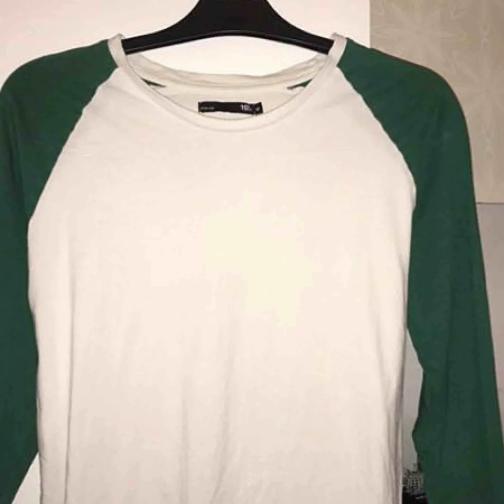 Grön/vit herr tröja, kan användas som dam tröja med den är bara rätt lång.  Frakt tillkommer! . Tröjor & Koftor.