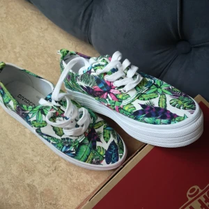  - Höga sneakers från hm divided, supersomriga och lätta! Aldrig använda 