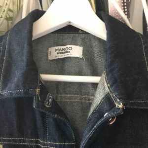  - marinblå jeansjacka från mango i contrast stitch.pris kan diskuteras vid snabb affär <3