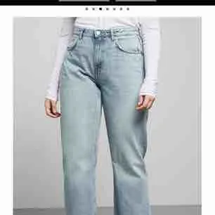 Weekday jeans storlek 28 i modellen ”VOYAGE” (färgen spring blue). Avklippta vid längst ned, blir ungefär ankelbyxor på mig som är 167.   Frakt: 59kr. Jeans & Byxor.