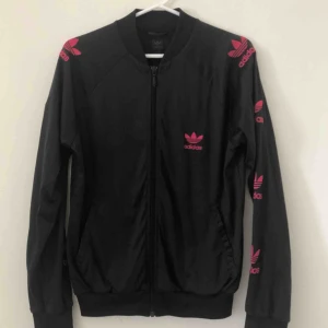  - Adidas. Står 40 på lappen, men passar S/M mer (+frakt)