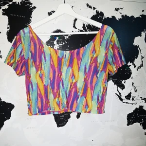  - Mesh mönstrad croptop köpt i Sydafrika. Frakt tillkommer på 18 kr 🌺