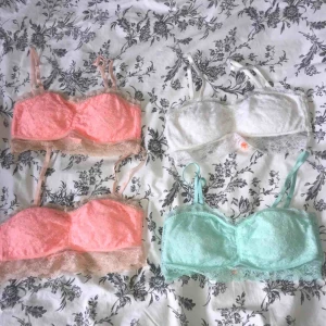  - Supersöta bandeau-bh/toppar i spets med avtagbara axelband. I använt skick förutom den mintgröna/blå som nästan aldrig använts. Alla för 120 eller 40kr/st. 