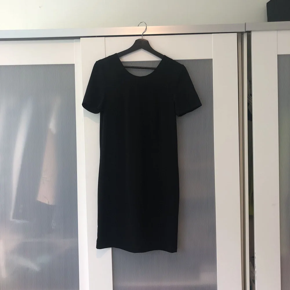 Enkel men snygg svart klänning från Bikbok. Knappt använd. Perfekt till allt från fester till begravningar.. Klänningar.