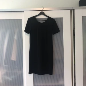  - Enkel men snygg svart klänning från Bikbok. Knappt använd. Perfekt till allt från fester till begravningar.