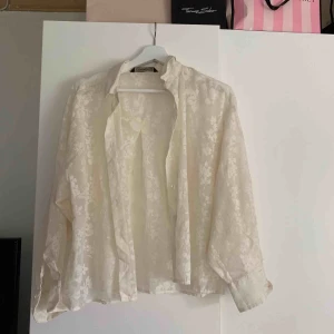  - Säljer min vita blommiga skjorta från zara. Säljes pga använder den inte längre, använd ca 4 ggr. 