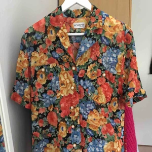  - Typ den finaste blusen jag vet 😍😭 Älskar att äga den men tyvärr kommer den aldrig till användning. Sitter snyggt oversize på mig som vanligtvis har strl xs/s, men passar även större storlekar. 