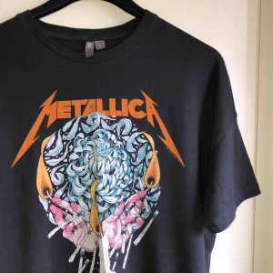  - METALLICA T-SHIRT - M - Unisex - Gott Skick - Kan mötas upp inom Östergötlands Län och ev Stockholm.