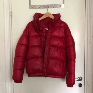  - Röd dunjacka köpt på Nelly! Nypris 350kr. För mer info se min profil eller skriv!