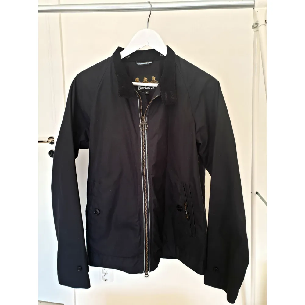 Men's slim fit Barbour wax jacket size M. Used only 5 times. Like new. Color is dark blue.. Jackor.