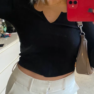 GINA TRICOT - Enkel basic tröja som funkar till vardags och fest 😍😍 enkel att klä upp men ändå så snygg vanligt!!! 💞💞 använd cirka 5 gånger !!säljer pga kommer inte till användning för tillfället 😍😍