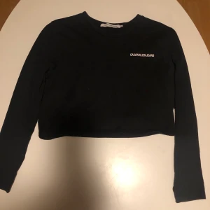 Crop top Calvin Clein - Stor Calvin Clein med text på bröstet och på ena armen. Frakt tillkommer. Nypris 500
