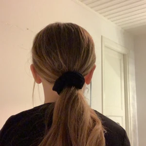 Blå scrunchie med ränder. - Nytvättad, använd 0 gånger,