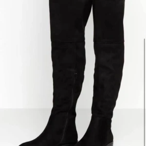 Overknee boots - Säljer dessa overknee boots, knappt använda i jätte bra skick. Storlek 38/39. Köpta från Feetfirst Mall of Scandinavia, kvitto finns 