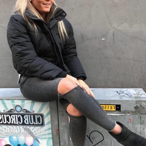 Puff jacka  - Säljer min puff jacka från Na-kd. Slutsåld överallt💞 Endast använd en säsong. Kontakta för mer privata bilder💞🥰 köparen står för frakten