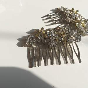 Ett par fina hår smycke som användes på en fest. Ska säljas i stockholm.kan lämnas vid överenskommelse  om tid och plats .