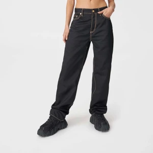 Eytys byxor  - Byxor i modellen Benz från märket Eytys. Sitter jättejättejättenice och sitter tajtare i midjan och är höga. Straight fit, snygga sömar. Får alltid frågor var de är ifrån när jag är ute! Nypris 2000, de är i väldigt bra skick 