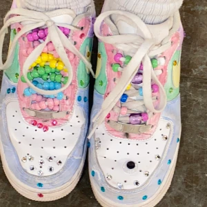 Nice AF 1 - Ett par egen gjorda skor. Har använt dom så det är lite slitna. Snygga unika och underbart sköna! Köparen står för frakt. Budgivning i kommentarerna✨✨😊