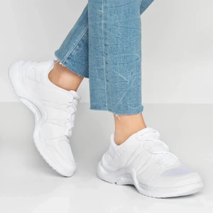 Vita NA-KD skor - Helt nya och oanvända skor. Supersnygga men tyvärr för små för mig. 😔 skulle säga att de är 38/39. Kostar 499kr nya, mitt pris är 250kr exkl frakt.  