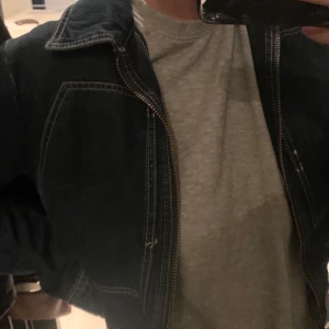 Jeans jacka - Blå jeansjacka med stora fickor! storlek 36. 