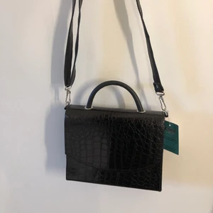 Väska  - Helt oanvänd väska, långt axelband kan man ta av och på som man vill. 