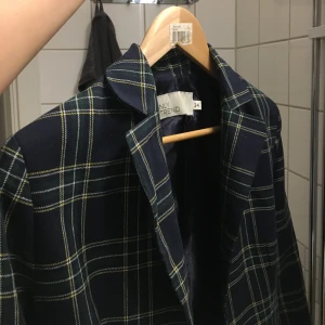 Rutig kavaj blazer kostym - Rutig kavaj från NELLY nly, skitsnygg passar både med uppklätt och nerklätt.   Skriv för fler bilder/frågor!😊
