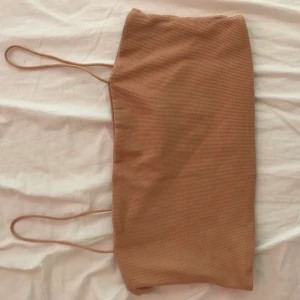 Ribbad linne - Super fint linne som jag aldrig använde och kommer inte göra de, de finns ingen storleks lapp på den tyvärr eftersom jag klippte bort den för ett tag sedan men minnet är i strl m 