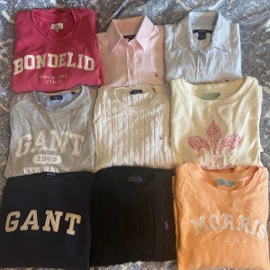 Märkeströjor - Alla tröjor är i väldigt fint skick. Gant tröjorna är i storlek S, den vita kabelstickade M men sitter som en S. Skjortorna storlek 36. Bondelid storlek S. Ralph Lauren är en XL i junior och motsvarar en stor S, passar M. Morriströjorna är i L. 250 kr styck för tröjorna. Kabelstickade 300 kr. Köparen står för frakt. Kan mötas upp.