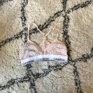 Calvin Klein rosa - bralette/bh/topp - Bralette ifrån Calvin Klein endast provad! Super söt men används tyvärr inte. Är storlek M och men passar även S. Köparen står för frakten.