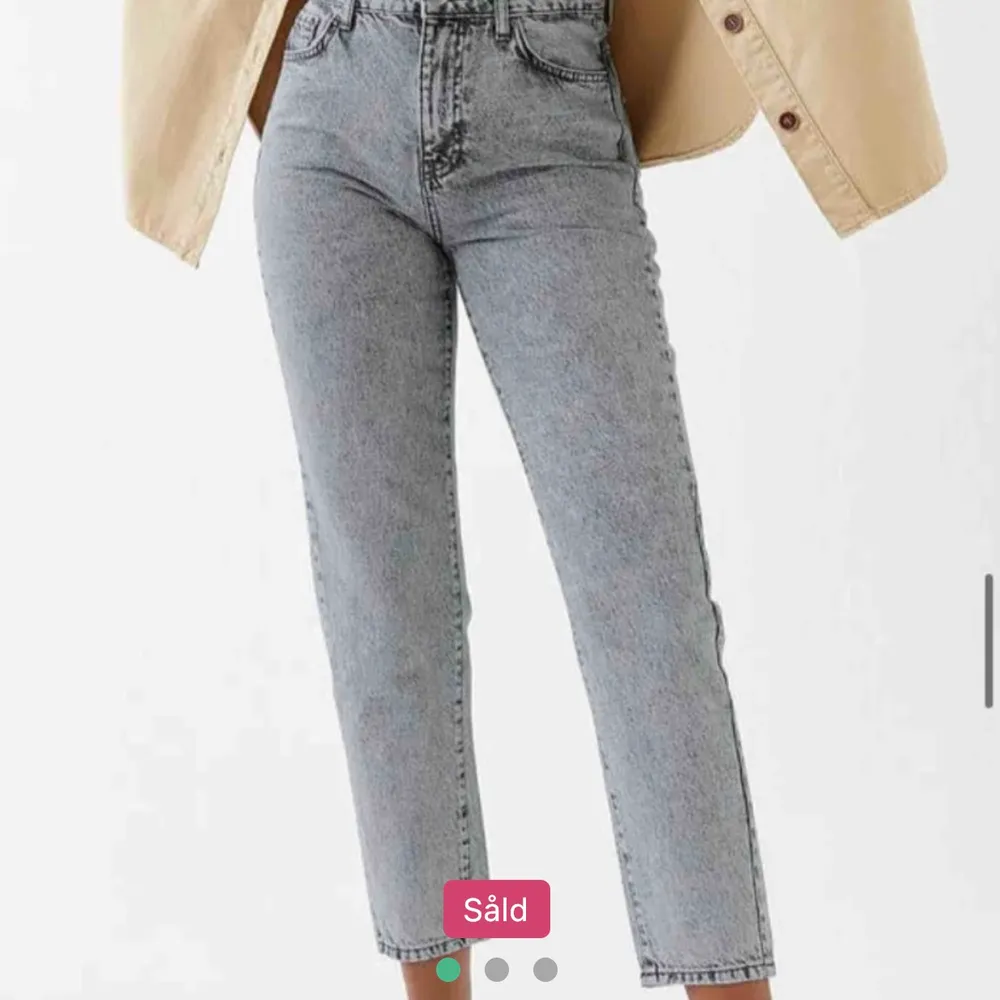 Jättesnygga jeans, köpta här på Plick men passade ej mig så säljer vidare. (Bilderna är från Plick) . Jeans & Byxor.