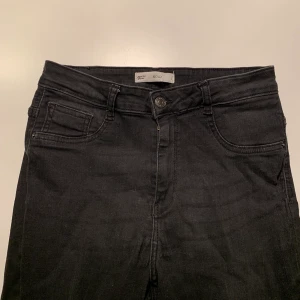 Gina tricot Molly jeans strl L - Gina Tricot jeans i modellen Molly strl L. Start bud 50⚡️