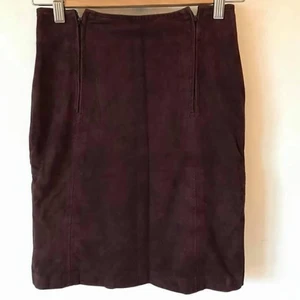 Vinröd mockakjol, sidenfodrad, XS - Vinröd/brun mockakjol! Med dragkedjor och fodrad med sidentyg. Liten slits bak. XS, skulle jag nog säga. Omärkt. Begagnat skick, men ack så fin!  Skickas mot fraktkostnad eller möts upp runt Stockholm/Södermalm! ✨🌸✨