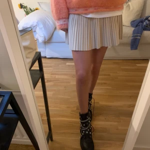 Boots Zara - Balla boots från Zara i skinn med snygga detaljer. Använda fåtal gånger förra hösten så mycket fint skick! Frakt ingår🤩